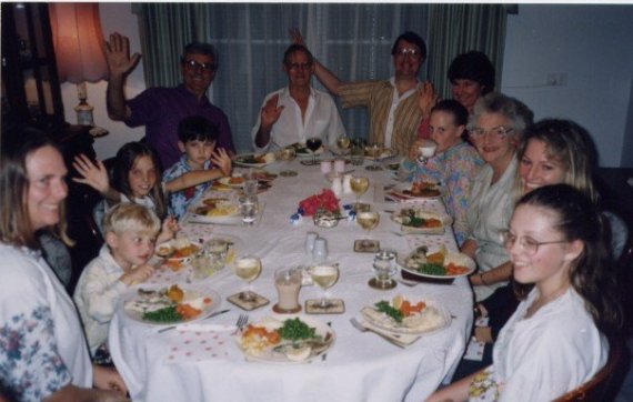 妈妈，小表弟，三妹，大表弟，姨父，姥爷，爸爸，姨母，二妹，姥姥，阿姨，我